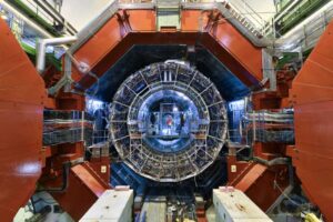 Forskere skaber mini-Big Bang med bowlingkegle-formede atomkerner